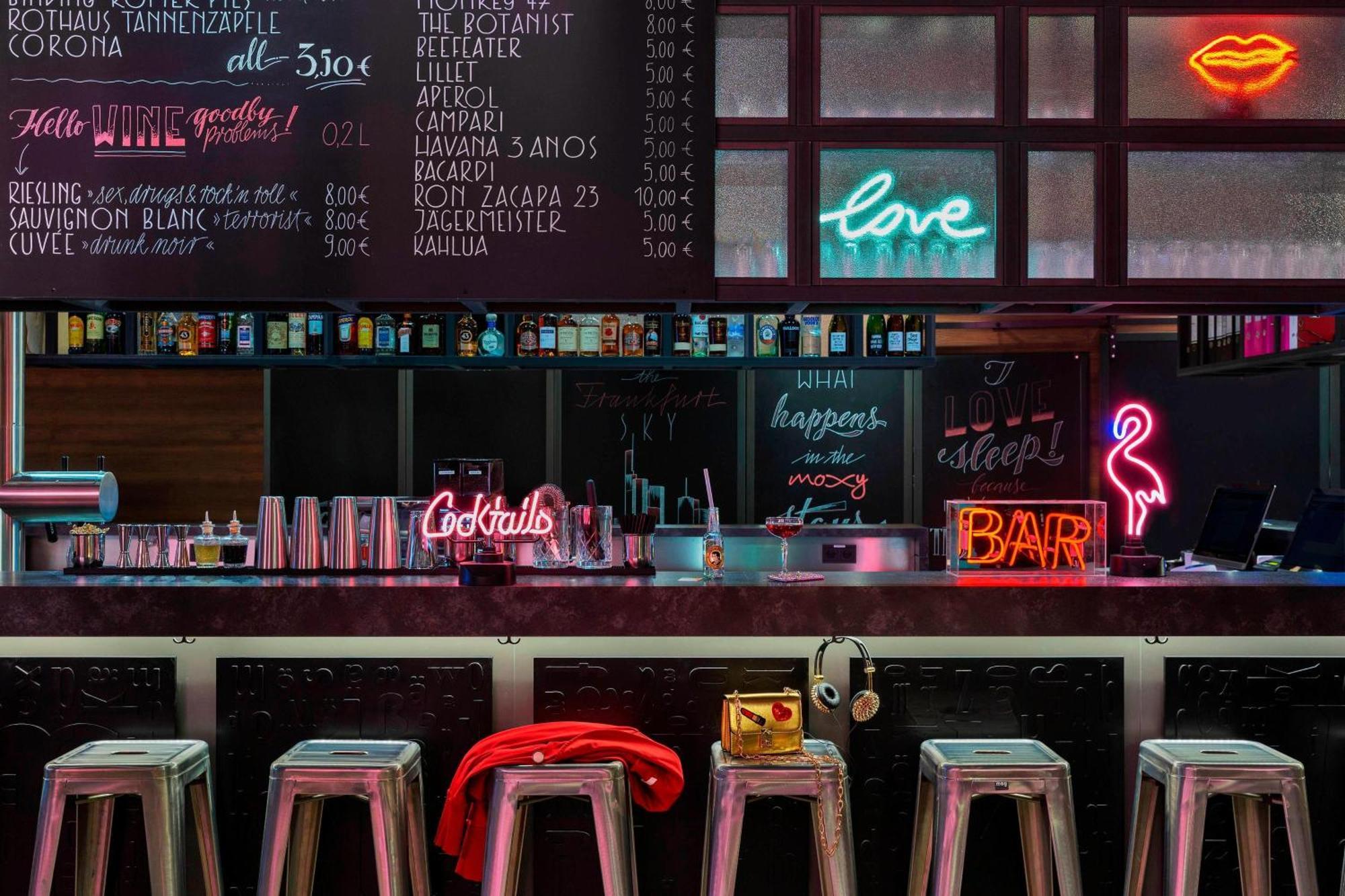 Hotel Moxy Frankfurt Center 3*